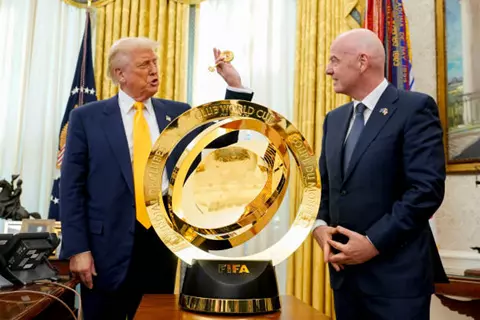 تسلم المفتاح الذهبي.. ترامب يستقبل إنفانتينو وكأس العالم للأندية في البيت الأبيض (فيديو وصور)